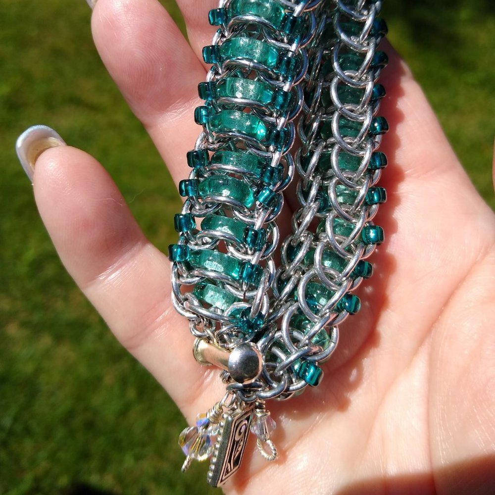 NWOT Bracelet of Seafoam Czech Glass Rings, & Aluminum Rings Handmade 6"